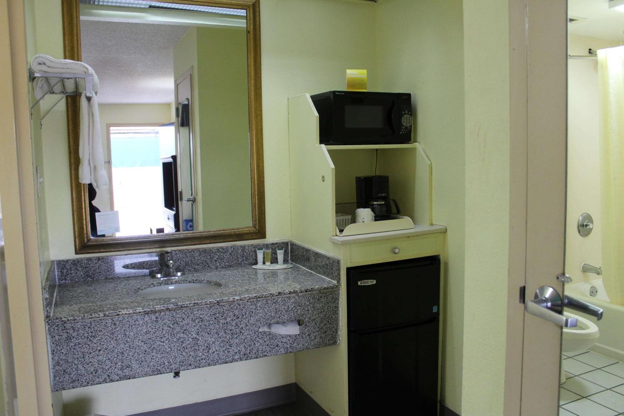 Days Inn By Wyndham Marianna Esterno foto